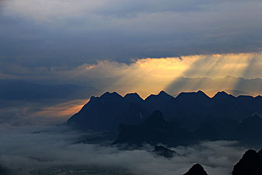 光射群山