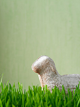 复活节小羊,草丛