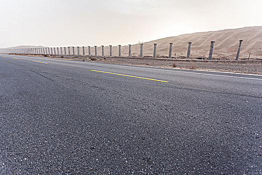 中国西部荒野道路