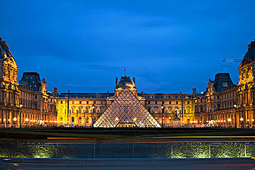 卢浮宫玻璃金字塔夜景