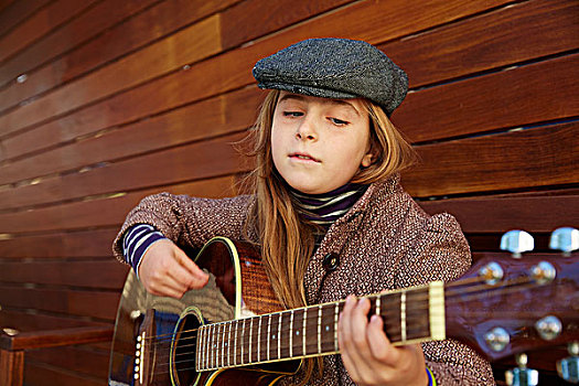 金发,儿童,女孩,弹吉他,冬天,贝雷帽,外套,木质背景