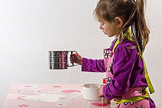 女孩,3岁,烘制,浇撒,面粉,桌子