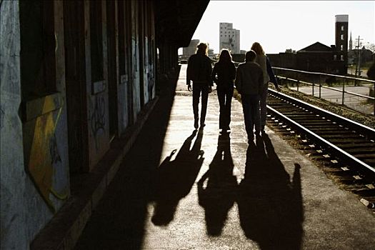 后视图,三个男人,女人,走,火车站