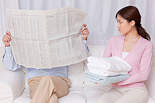 年轻,日本人,主妇,丈夫,读报