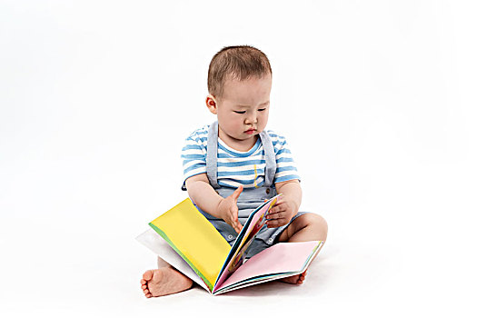 可爱宝宝在看书