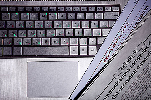 笔记本电脑,键盘,报纸,信息技术