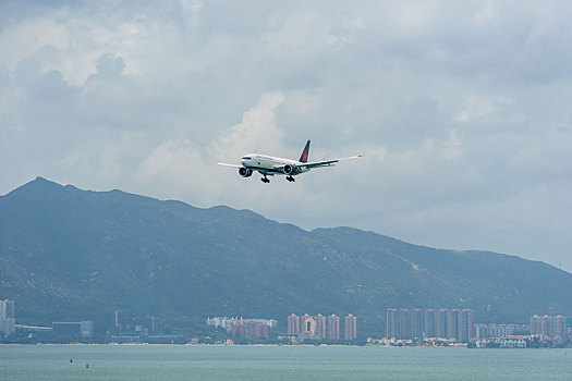 一架加拿大航空的客机正降落在香港国际机场