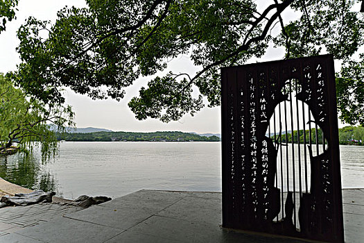 西湖边林徽因雕塑