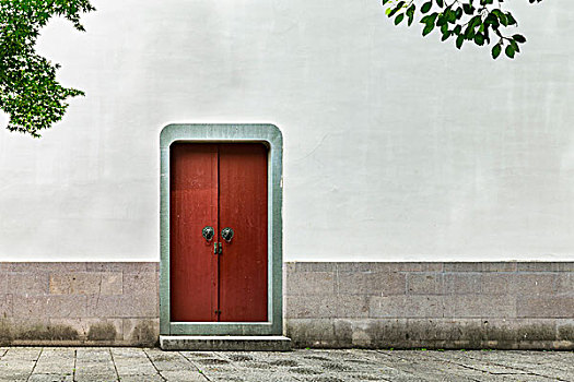 江南小院白墙红门