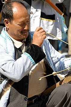 云南省怒江本卓络白族乡群众在做传统活动