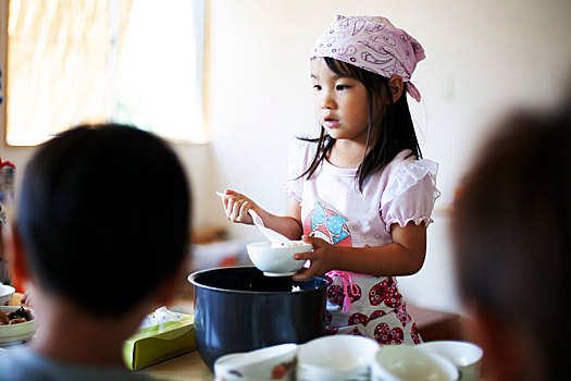 女孩,穿,围巾,站立,桌子,日本人,学龄前,午餐,孩子