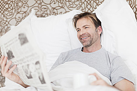 微笑,男人,读报纸,床上