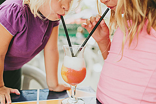 两个女孩,分享,喝,吸管,不列颠哥伦比亚省,加拿大