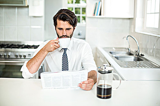 商务人士,读报,喝咖啡,桌子,厨房