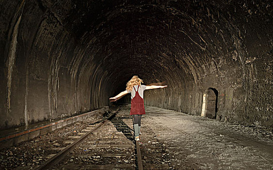 女孩,铁路,隧道,走,轨道,后视图