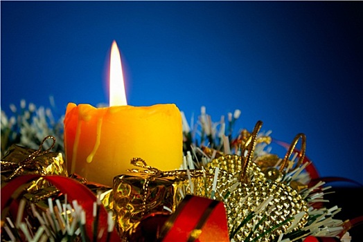 燃烧,蜡烛,圣诞装饰,蓝色背景