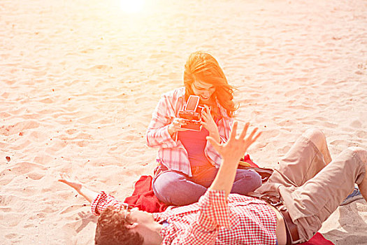 情侣,乐趣,一次成像照相机,海滩