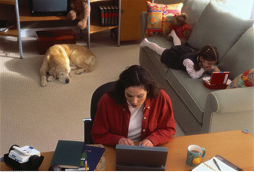 母亲,坐,桌子,使用笔记本,电脑,女儿,躺着,沙发