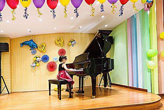 幼儿园早教机构钢琴才艺汇报演出表演