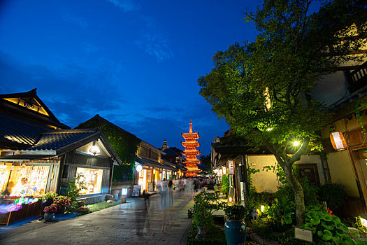 江苏省无锡市太湖畔的灵山小镇拈花湾景区拈花湾商业街夜景