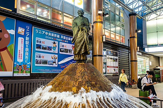日本奈良近铁奈良站附近的行基菩萨像雕塑