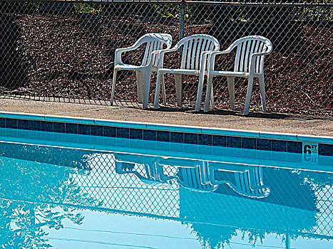 三个,塑料制品,户外,椅子,边缘,游泳池