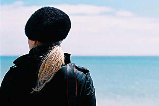 背面视角,女人,黑色,帽子,向外看,上方,海洋