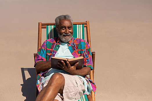 老人,放松,沙滩椅,读,书本,海滩