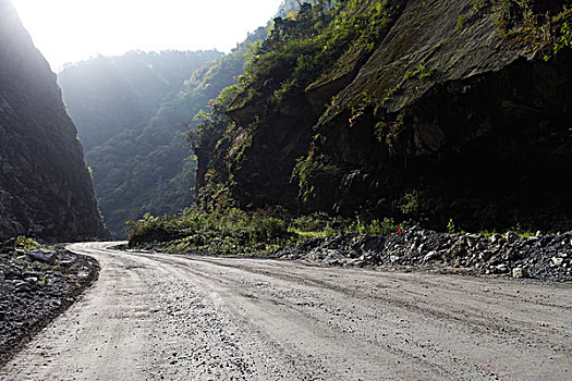 一段崎岖蜿蜒的岩石山路