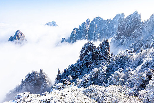 中国安徽黄山风景区,冬日雪后奇峰怪石林立,云雾飘渺宛若仙境