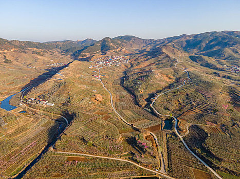 航拍沂蒙山区的乡村和盘山路