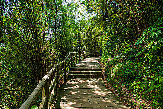 广东韶关丹霞山中国红石公园锦石岩寺院小路