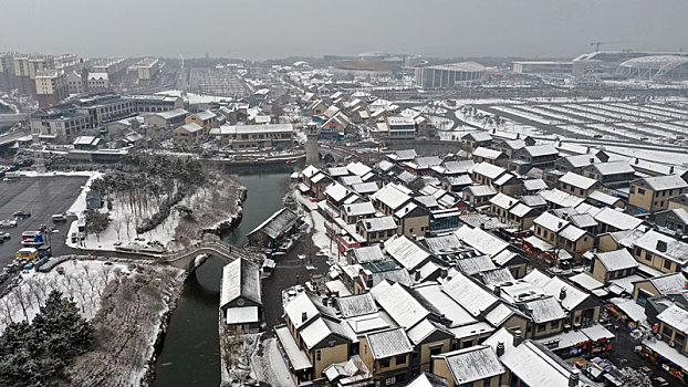 航拍大雪中的旅游小镇,犹如闯入童话世界