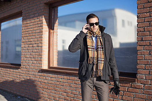 男人,冬季外套,严肃,脸,交谈,手机,站立,户外,靠近,砖墙,影象,窗户