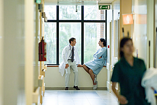 男医生,病人,坐,窗户,医院,走廊,讨论,背景聚焦