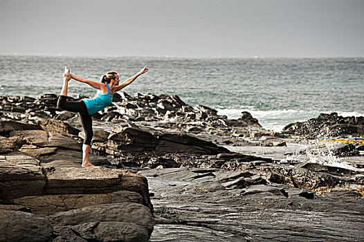 女人,练习,瑜珈,岩石上,排列