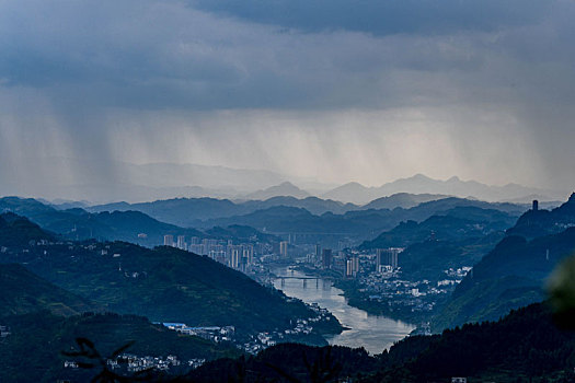 倾盆大雨落沿河