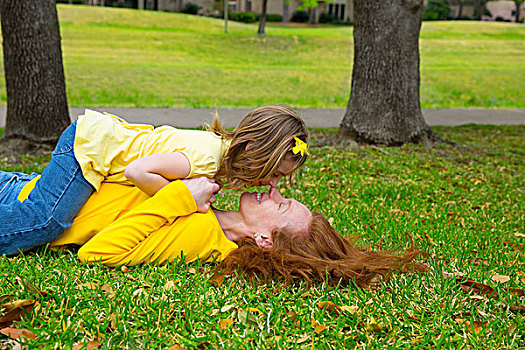 女儿,母亲,鼻子,吻,躺着,公园,草坪,户外