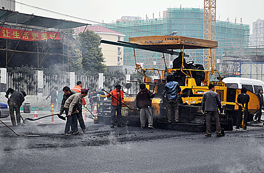 2010年上海曹杨路压路机修路