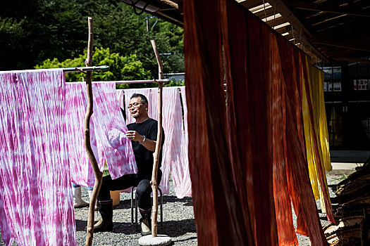 日本人,男人,坐,户外,纺织品,植物,染色,工作间,悬挂,向上,新鲜,染,粉色,布