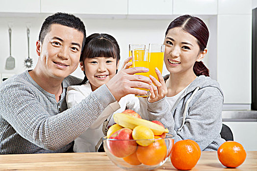 甜蜜美滿的一家三口
