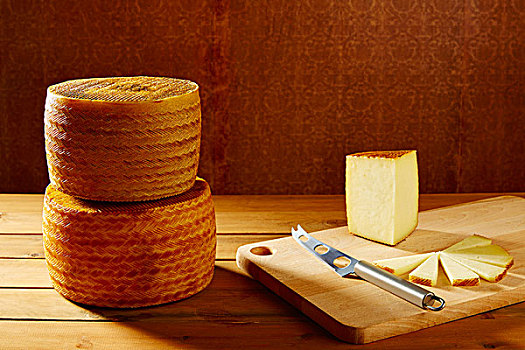 曼彻格奶酪,奶酪,西班牙,木桌子,一堆