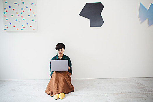 女人,短小,黑发,穿,绿色,衬衫,坐在地板上,画廊,平衡性,笔记本电脑,膝
