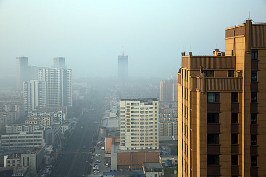 市区现平流雾奇观,城市景观宛如海市蜃楼