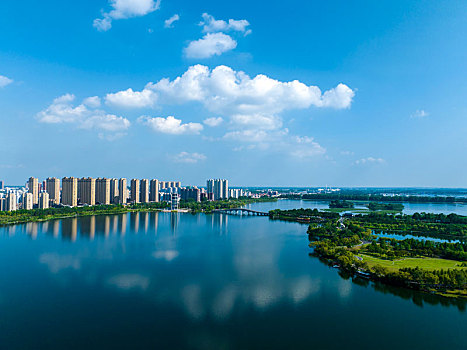 2022年8月1日,江苏省连云港市东海县西双湖风景区,郁郁葱葱,岸绿水清,天蓝景美,构成了一幅优美的夏日美景图,成为了市民休闲纳凉好去处