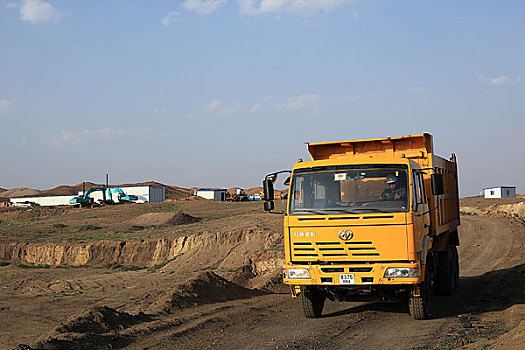 蒙古露天煤矿的卡车,蒙古