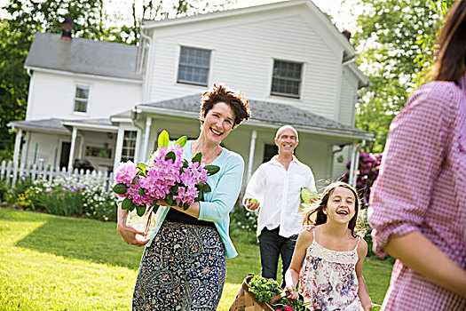 家庭聚会,父母,孩子,走,草坪,花,新鲜,果蔬,准备,聚会