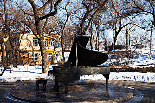 哈尔滨俄罗斯风情小镇的钢琴雕塑