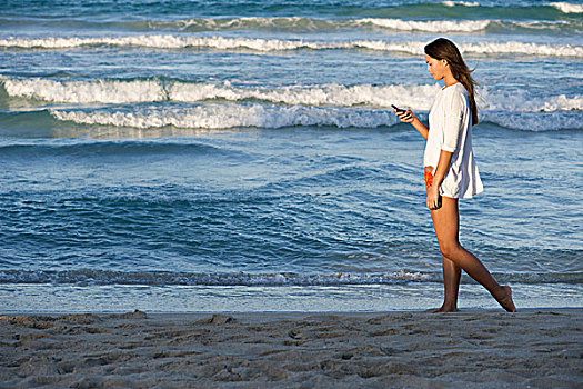 美女,手机,漫步,海滩,侧面视角