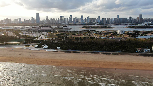 山东省日照市,航拍万平口风景区,游客漫步沙滩享受周末好时光